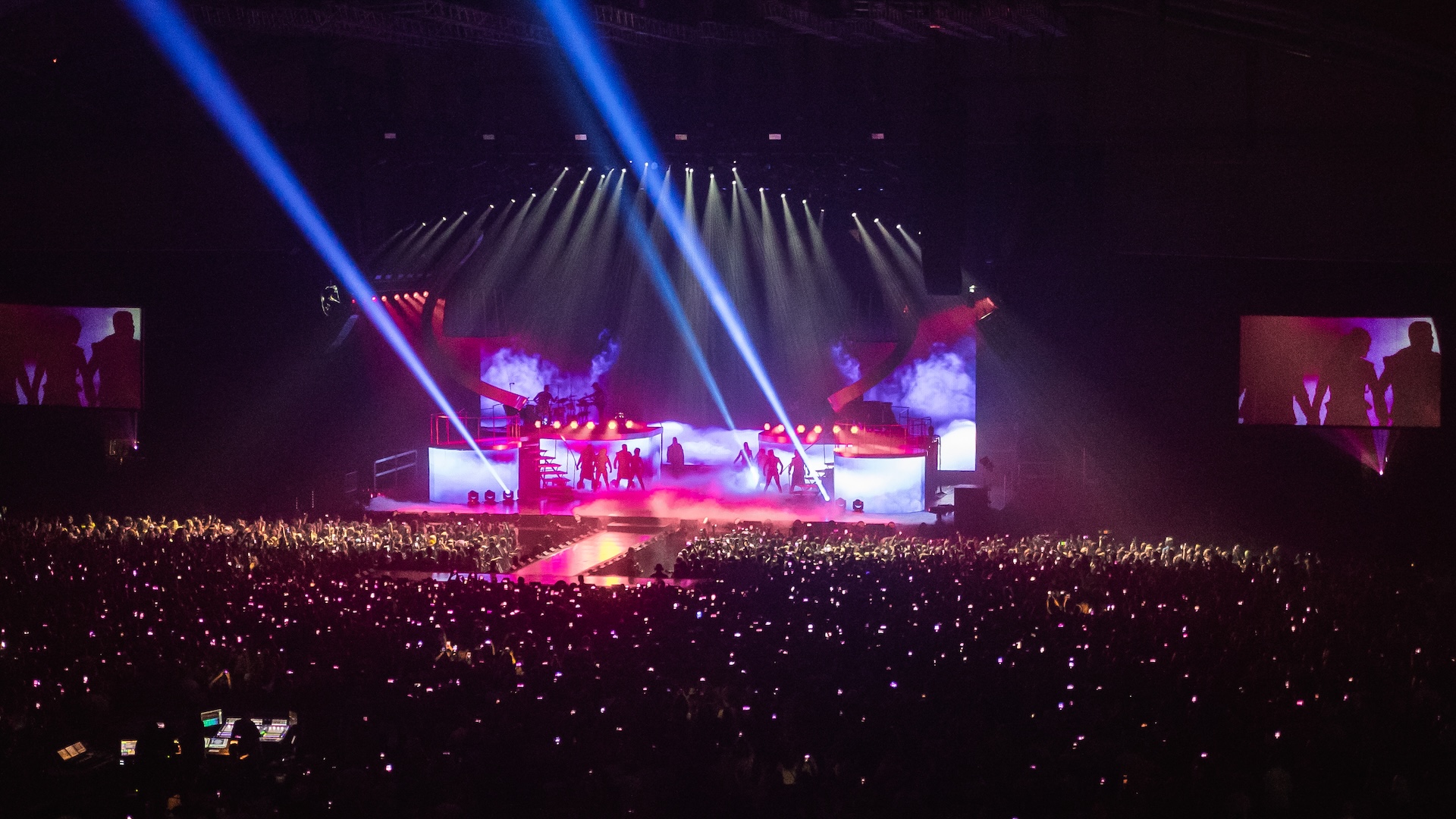 Stor inomhusarena med ljusshow