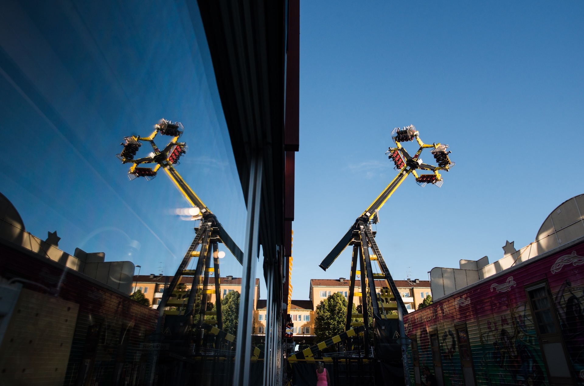 Slungkarusell mot blå himmel