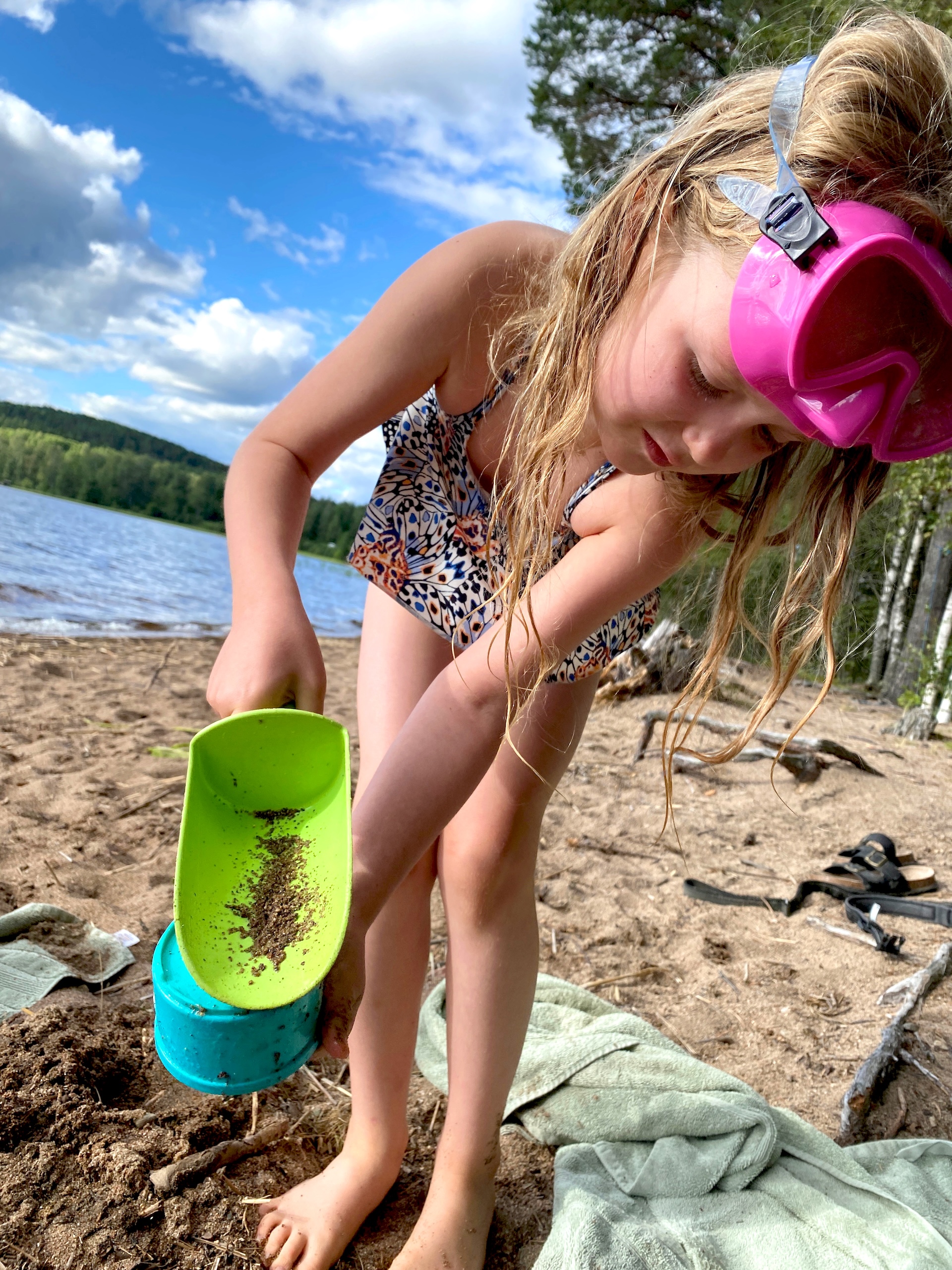 Flicka lekar på stranden