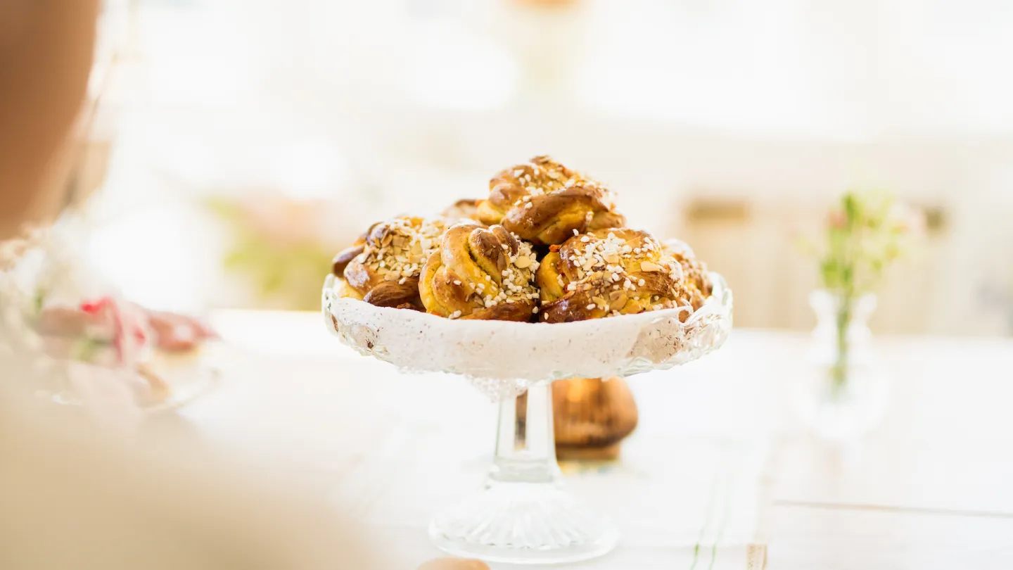 Havtornsbullar upplagda i en skål av glas som står på ett bord