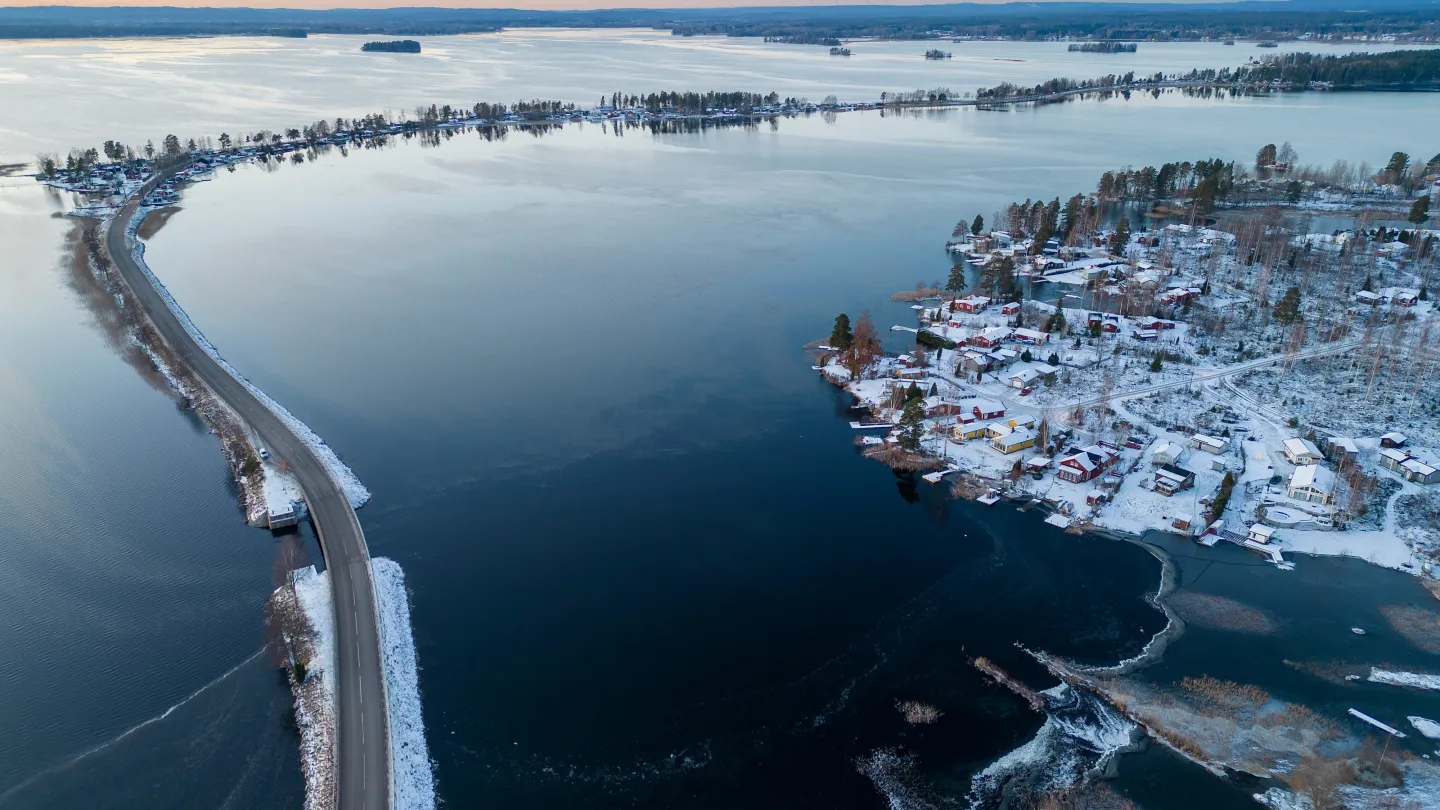Bilväg över en sjö vintertid