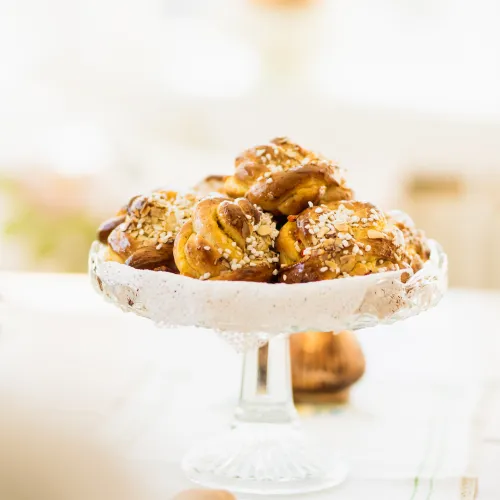 Havtornsbullar upplagda i en skål av glas som står på ett bord