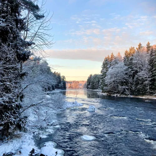 Vattendrag i vinterlandskap