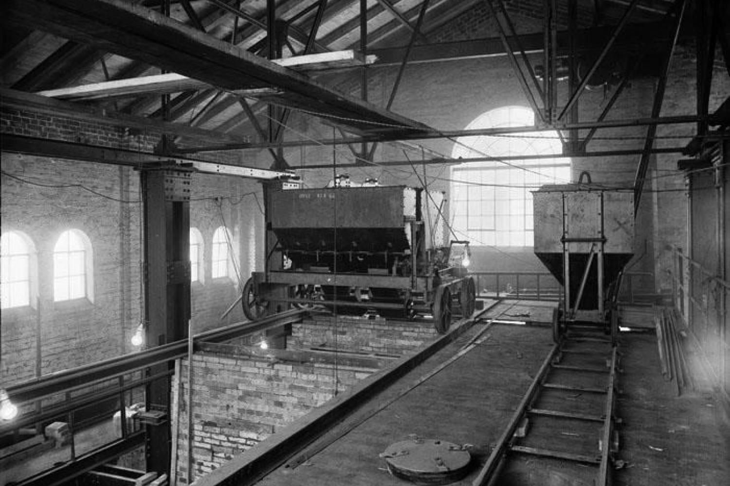 På 1920-talet mekaniserades produktionen. Fotot visar en vagn som transporterade kolet till kammarugnarna.