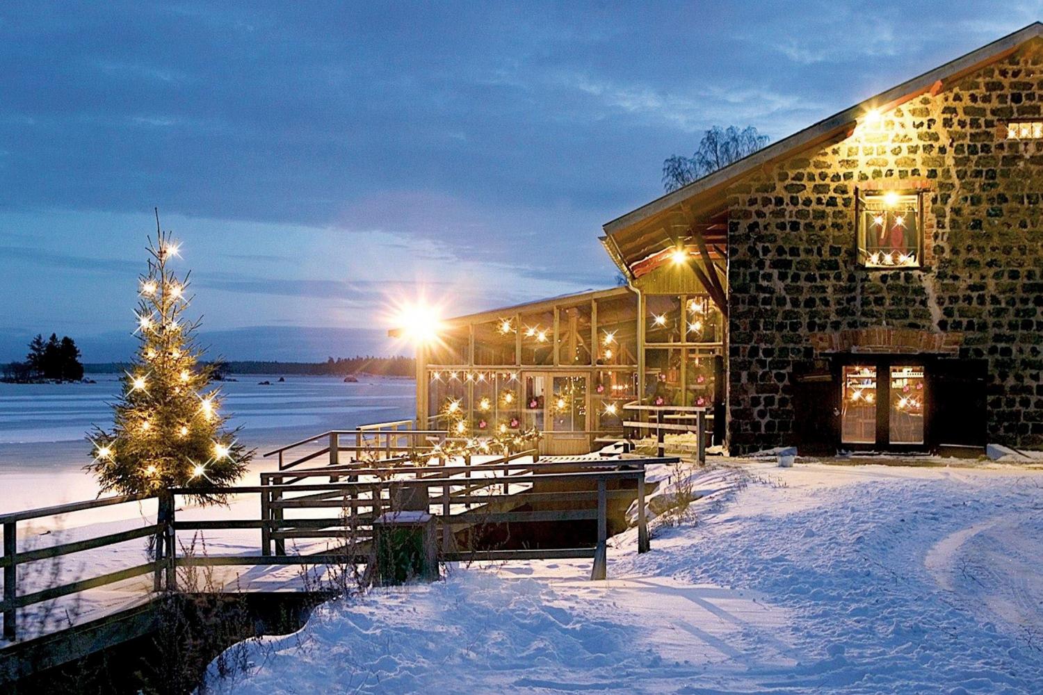 Axmarbrygga Havskrog är en fiskrestaurang med konferens- och festlokaler som ligger på gränsen mellan Gästrikland och Hälsingland, i kulturhistoriskt intressanta Axmarbruk som grundades för snart 350 år sedan, år 1671