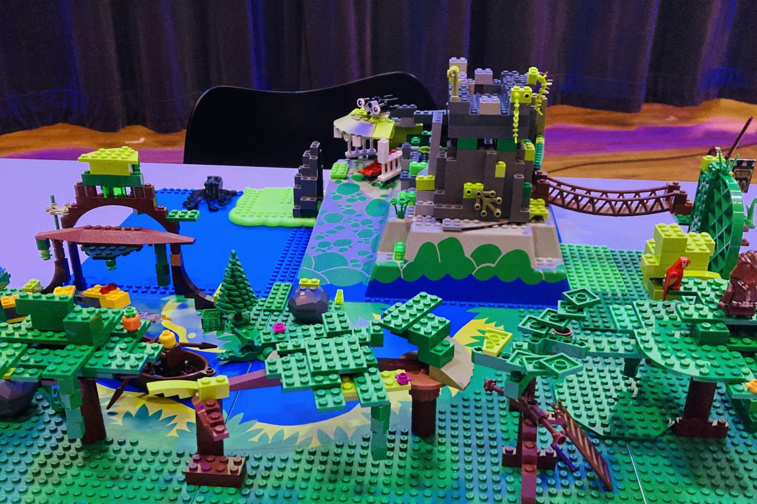 Ett foto med ett landskap byggt av lego. byggt