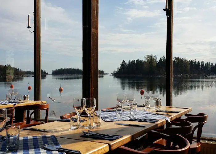Fin panorama utsikt inifrån och ut från en restaurang altan