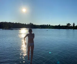 Barn som hoppar från båtbrygga