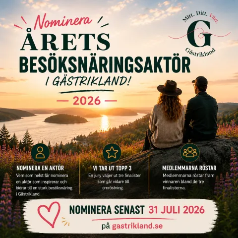Två personer sitter på ett berg och blickar ut över en dalgång med vatten