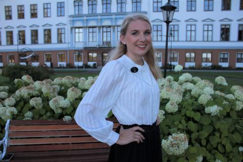 Ida Johansson, tf. hotellchef framför Gysinge Herrgård.