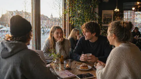 En grupp människor diskuterar runt ett bord