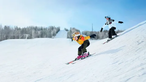 Barn åker skidor utför