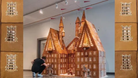 Ett jättestort pepparkakshus som står inomhus