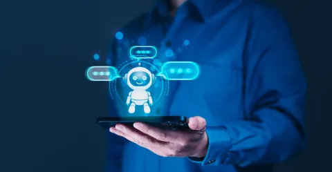 Robot stående i en handflata