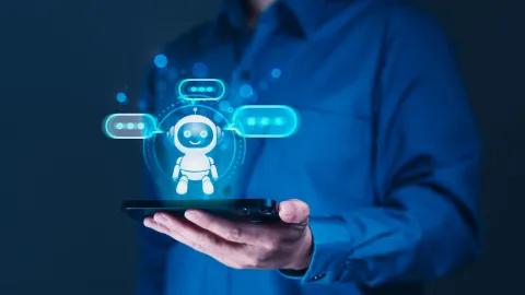 Robot stående i en handflata