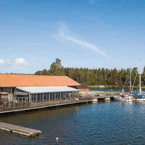 Restaurang med altan vid havet
