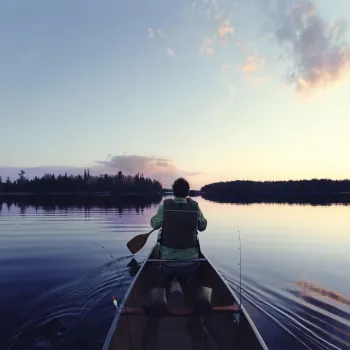 Paddling på spegelblankt vatten i Högbo.