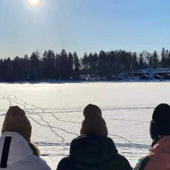 Tre personer myser i vintersolen