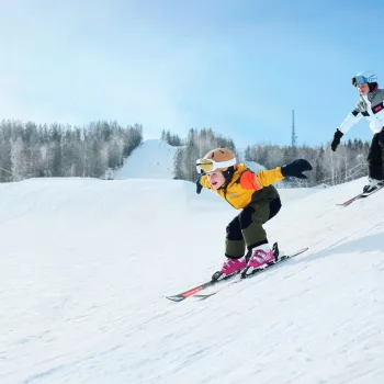 Två personer åker utförsåkning