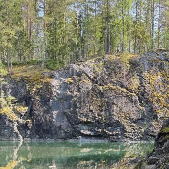 Valls kalkbrott i Hofors. Branta klippor löper ner i vattnet