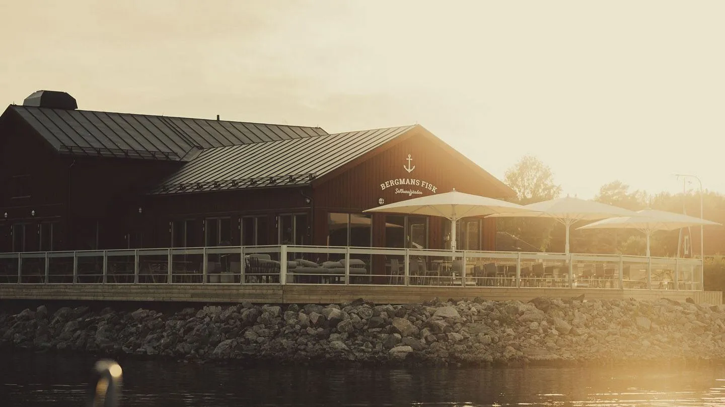 Restaurang vid vattnet med uteservering
