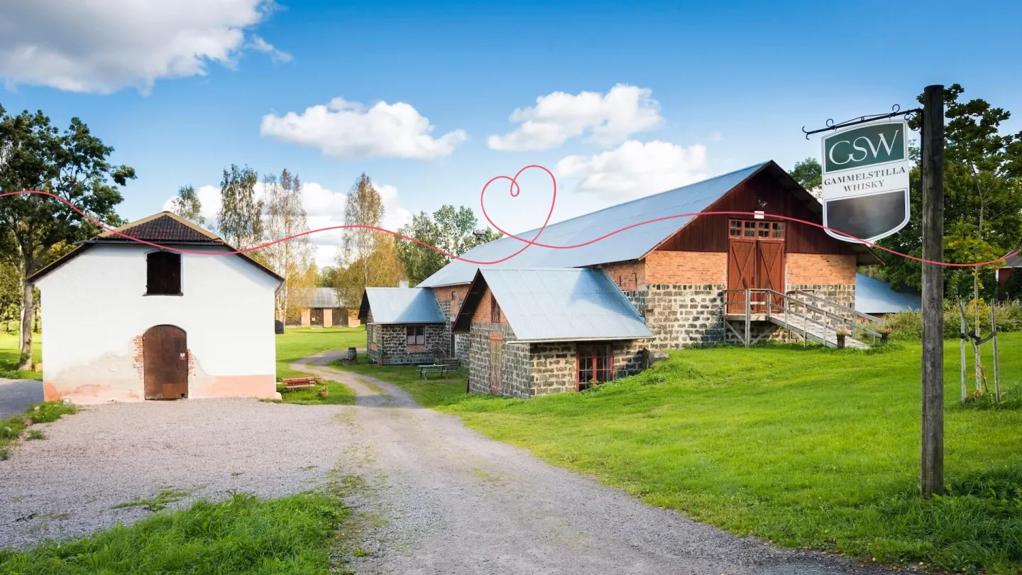 Gårdsplan med byggnader