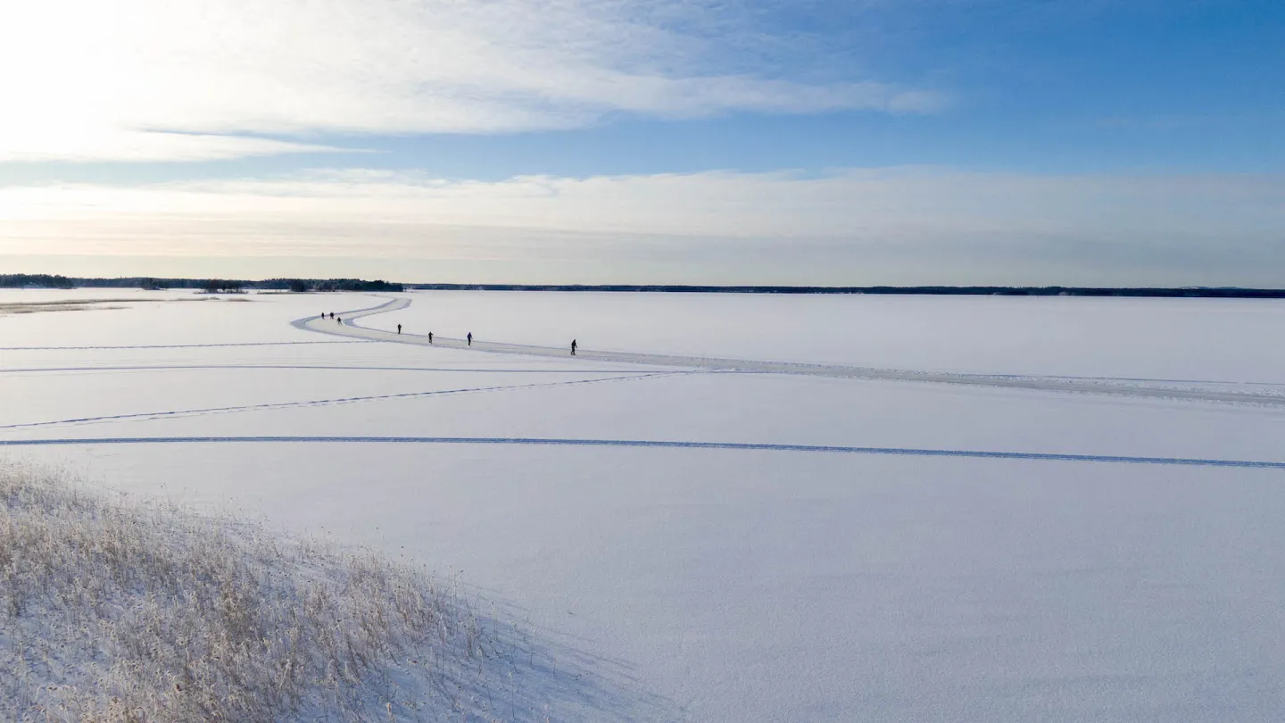 Utsikt över en isbeklädd sjö en fin vinterdag