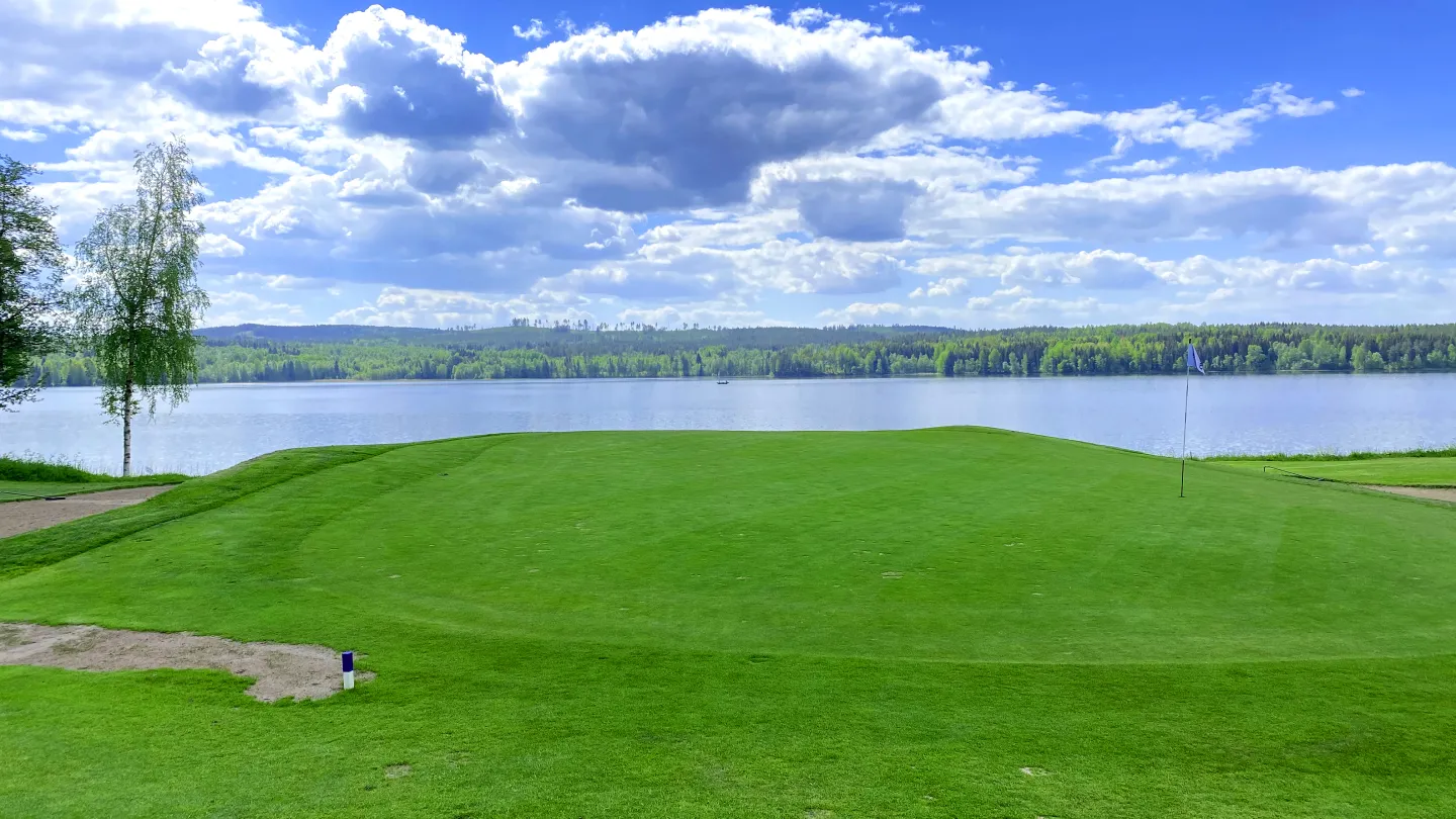 Golfbana vid vattnet