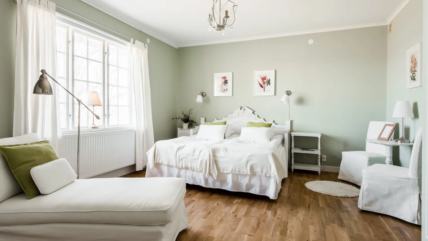 Vackert hotellrum i gröna nyanser